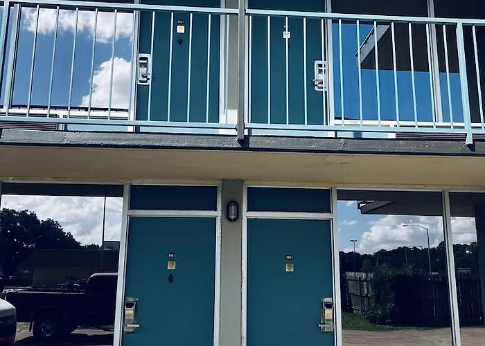 Discovery Airport I-10 Motel